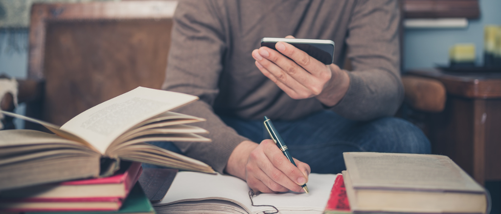 cadernos, livros e celular